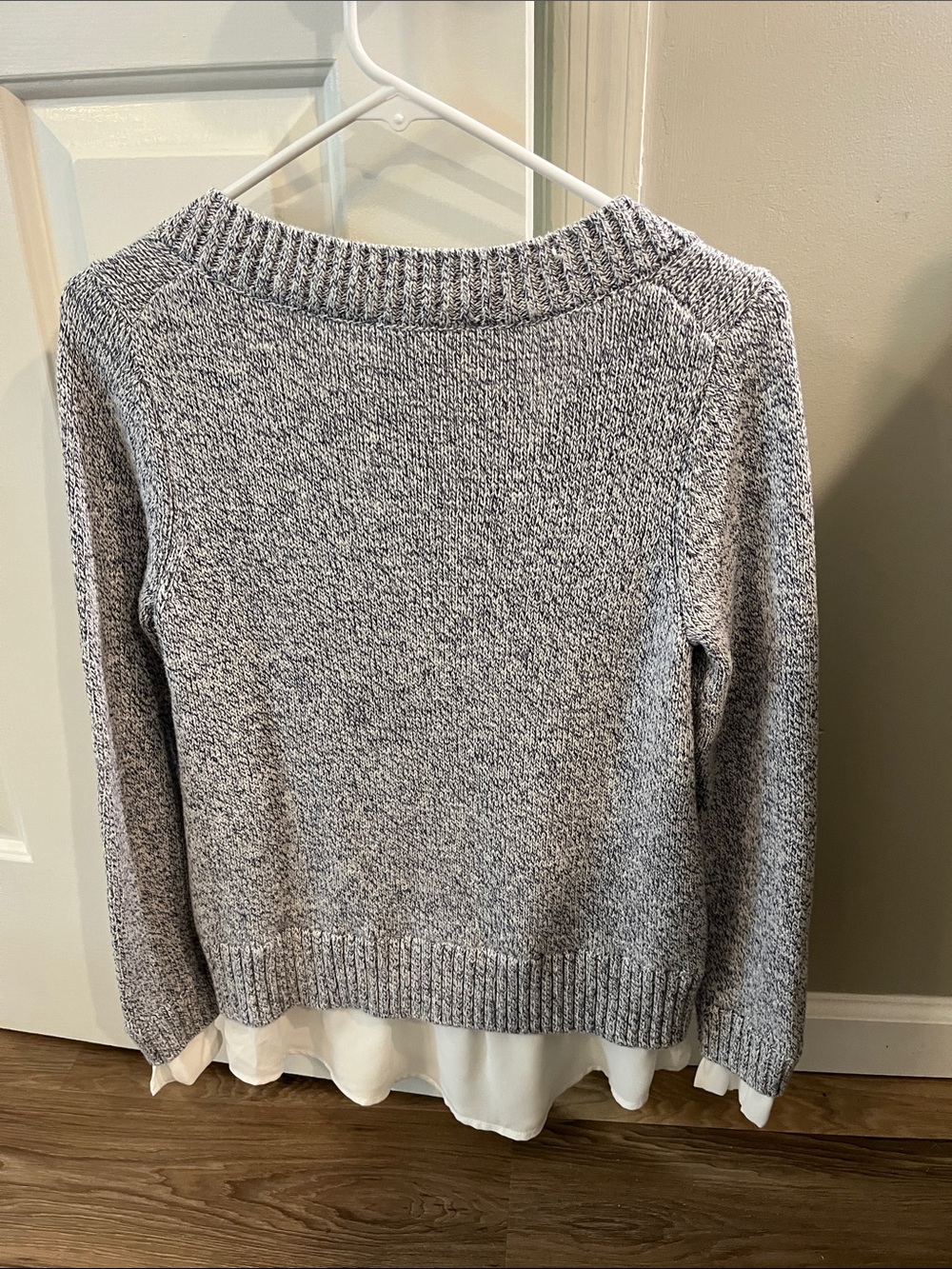 White House Black Market Gray Marled V-Neck Sweater with Shirt Hem - Picture 3 of 4